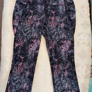 Livi NWOT Black, Pink, and blue Patterned cropped Leggings